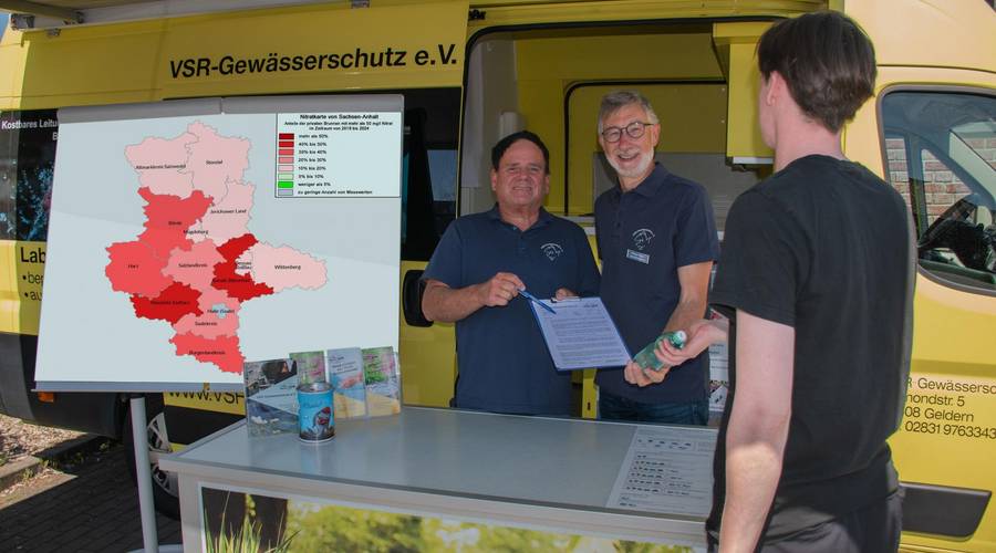 Frank_Sombrowski_und_Heinz-Theo_van_Wickeren_beraten_einen_Brunnenbesitzer_mit_Nitratkarte_von_Sachsen-Anhalt_Fotograf_Harald_Guelzow (002).jpg